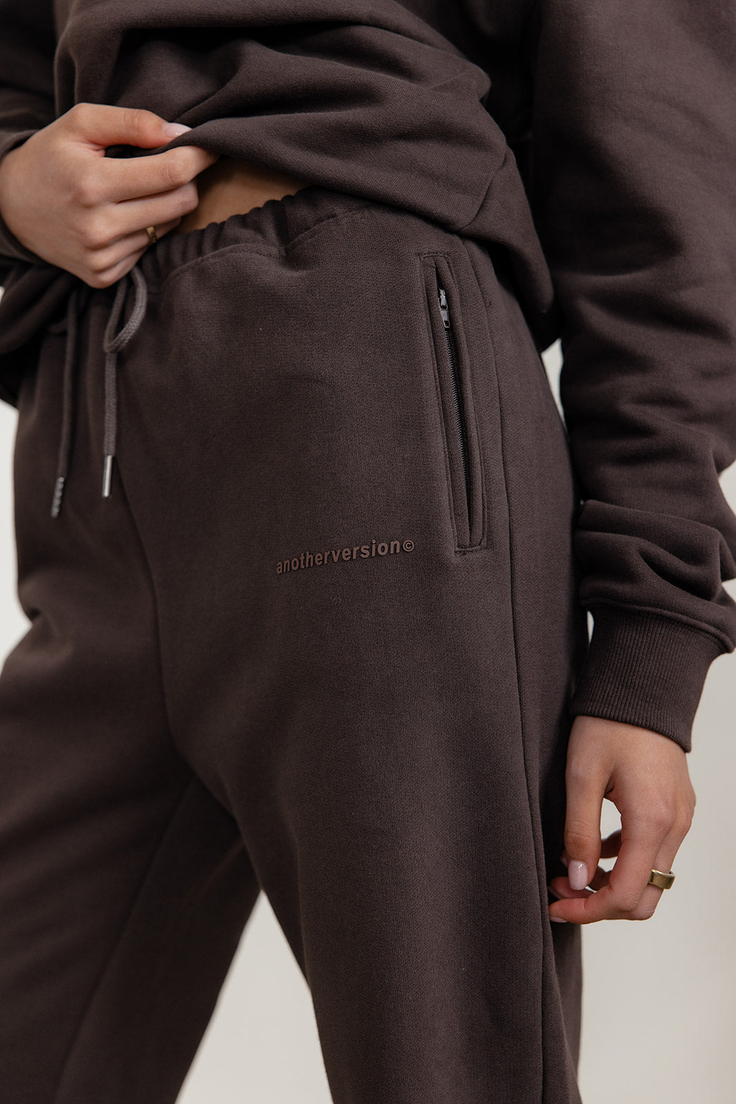 FLEECE FIT WIDE LEG SWEATPANTS - COFFEE BROWN